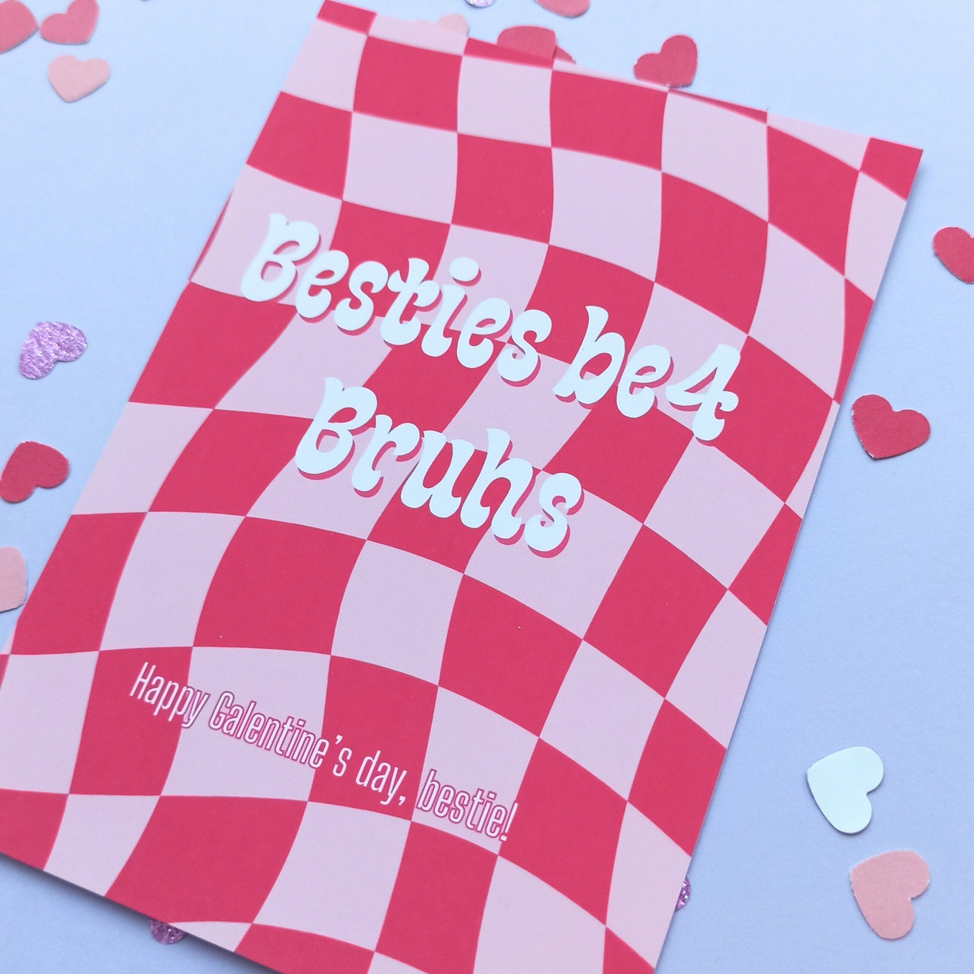 Wenskaart met retro ruitmotief: "Besties before Bruhs. Happy Galentines day, Bestie"