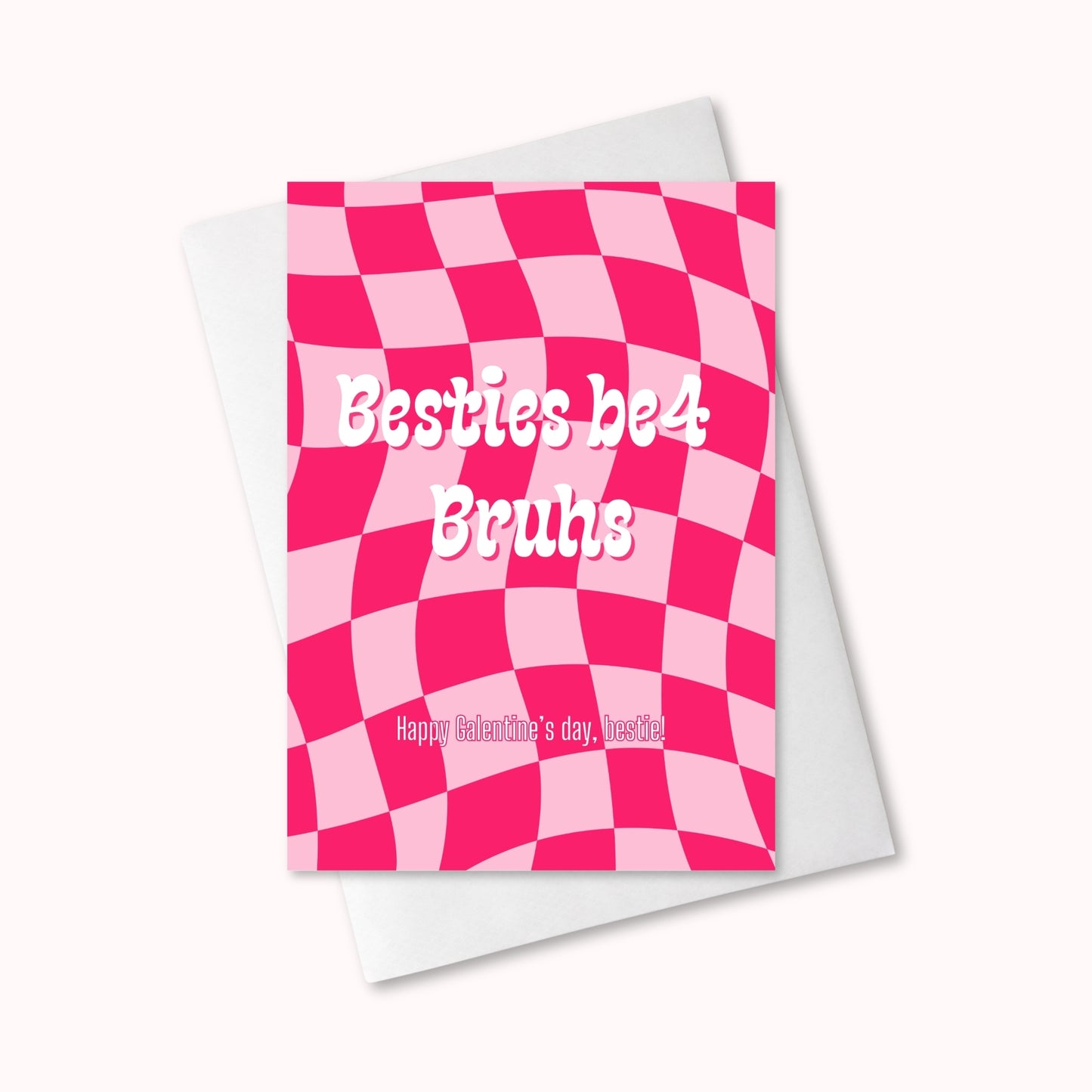 Retro geruit motief in roze tinten met de tekst "Besties be4 Bruhs. Happy Galentine's day, bestie!"